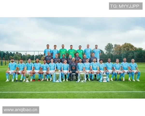 曼城新赛季全家福展现团结精神瓜帅领衔福登与B席并肩作战