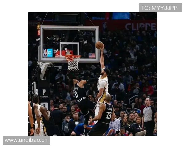 小南斯篮下强势扣篮展现霸主风范引爆全场激情时刻