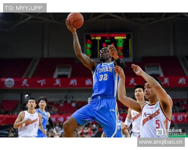 小斯重返赛场展现壮实身材太阳揭幕战再现昔日小霸王风采