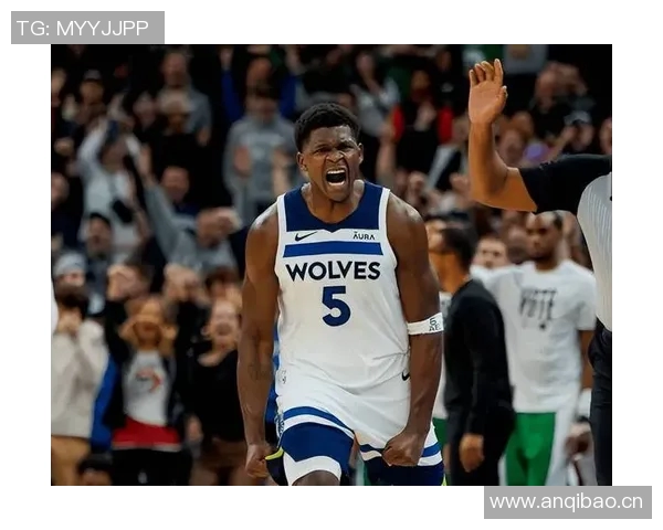 爱德华兹半场表现出色11投6中三分命中率高达40贡献15分3板3助