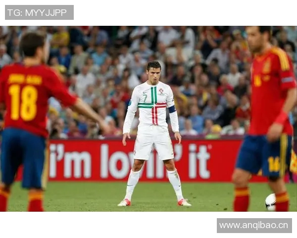 C罗单刀挑射被扑裁判判越位引发争议球迷热议比赛判罚