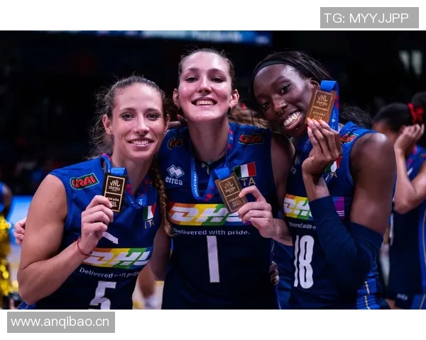 意大利女排奥运冠军埃格努亲临国米与劳塔罗互换球衣展现体育精神