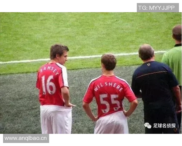 维尼修斯在阿森纳基地训练期间与枪手青训小将亲密合影留念 维尼修斯在阿森纳基地训练期间与枪手青训小将亲密合影留念