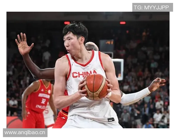 媒体人分析周琦单打风格对球队进攻流畅性的影响与战术调整建议