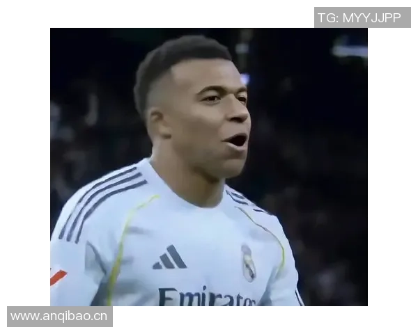 姆巴佩左膝不适与手指骨折仍执意出战展现求战决心