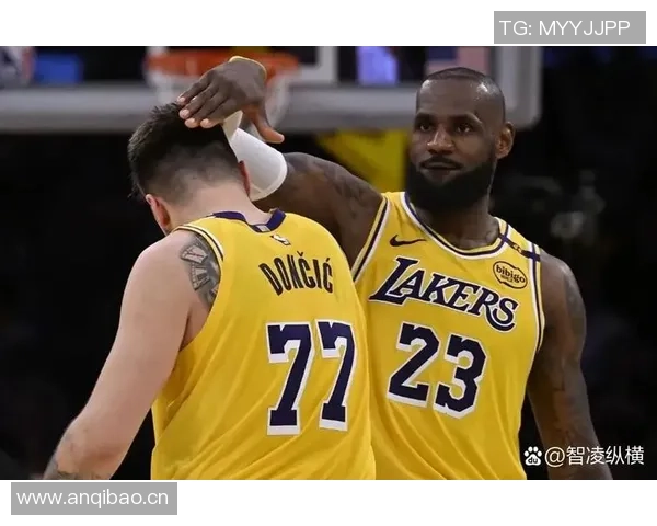 詹姆斯本赛季首次与湖人全队合练期待新队友默契提升